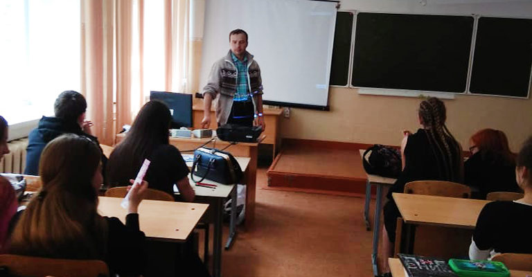 Активисты ОО «Общее дело» организовали показ фильма «Наркотики. Секреты манипуляции» для школьников из города Новосибирска