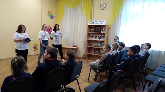 Волонтёры-школьники из Краснокамска проводят профилактические занятия на летних школьных площадках.