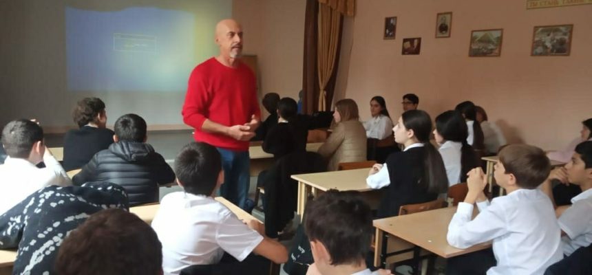 Активисты организации проводят уроки в школах города Сочи