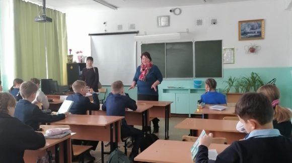 Валентина Николаевна Сапунова провела встречи в школе № 8